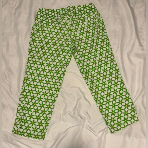 🌼 Lilly Pulitzer White Floral Cropped Pants – Size 8 - Picture 2 of 5